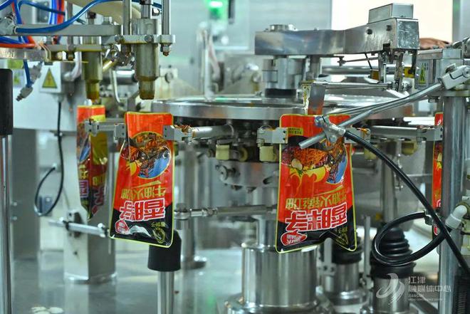 味 匠心熬就“味滋香”麻将胡了一勺底料烹百(图2)